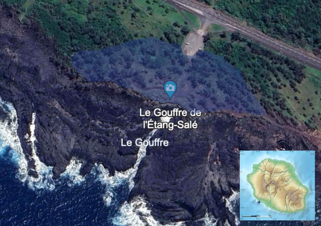 Le Gouffre de l’Étang-Salé se situe dans le Sud-Ouest de l’île de La Réunion. En bleu, la zone quantifiée d'une surface de 1,5 hectare.